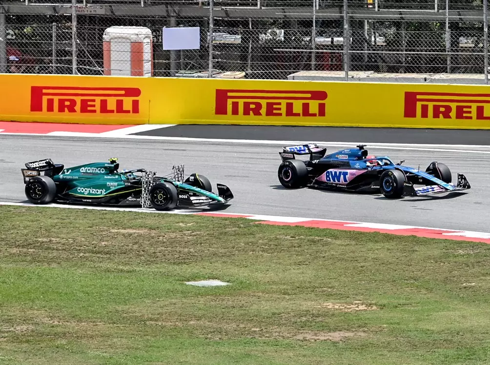 Fernando Alonso im Aston Martin AMR23 und Esteban Ocon im Alpine A523 Foto zur News: Alpine-Boss: Aston Martin ist ein "Realitätscheck" für alle anderen