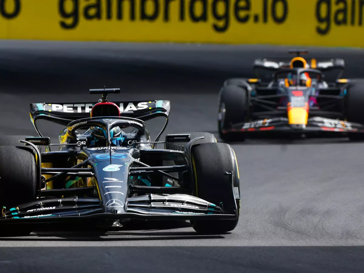 George Russell, Max Verstappen Foto zur News: Mercedes' "aufregende" Jagd nach Red Bull - Technikchef Allison hat richtig Lust
