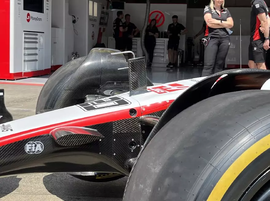 Das Update für den Haas VF-23 in Spielberg Foto zur News: Reifenverschleiß: Haas reagiert mit Mini-Update auf anhaltende Probleme