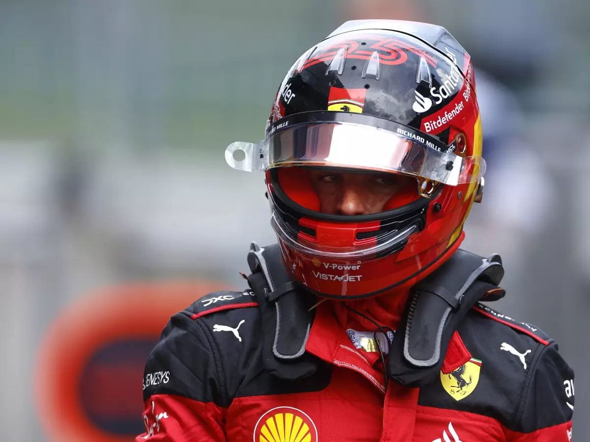 Carlos Sainz nach dem Formel-1-Qualifying in Österreich 2023 im Parc ferme Foto zur News: Trinken vor dem Wiegen: Deshalb wurde Sainz in Spielberg nicht bestraft