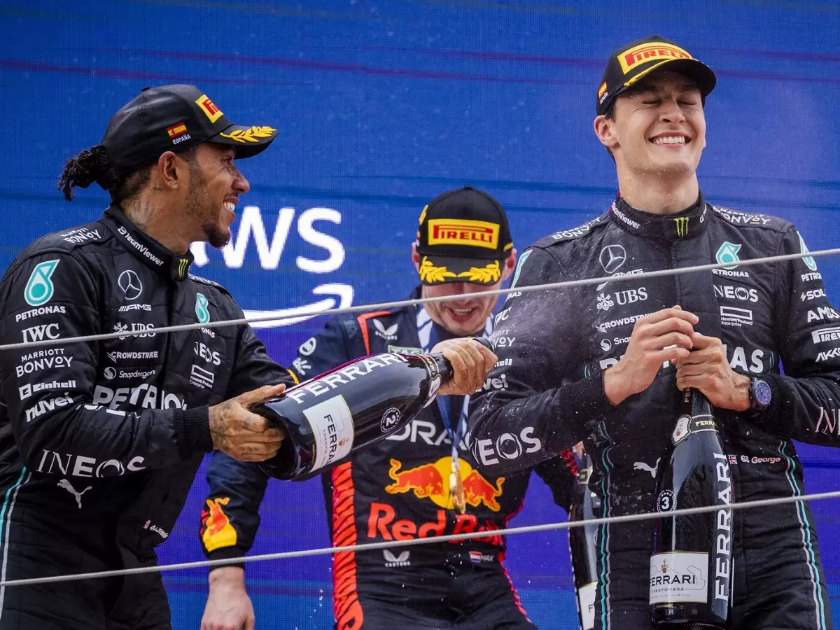 Lewis Hamilton und George Russell auf dem Formel-1-Podium in Barcelona 2023 Foto zur News: Warum Barcelona Mercedes Hoffnung für Silverstone macht