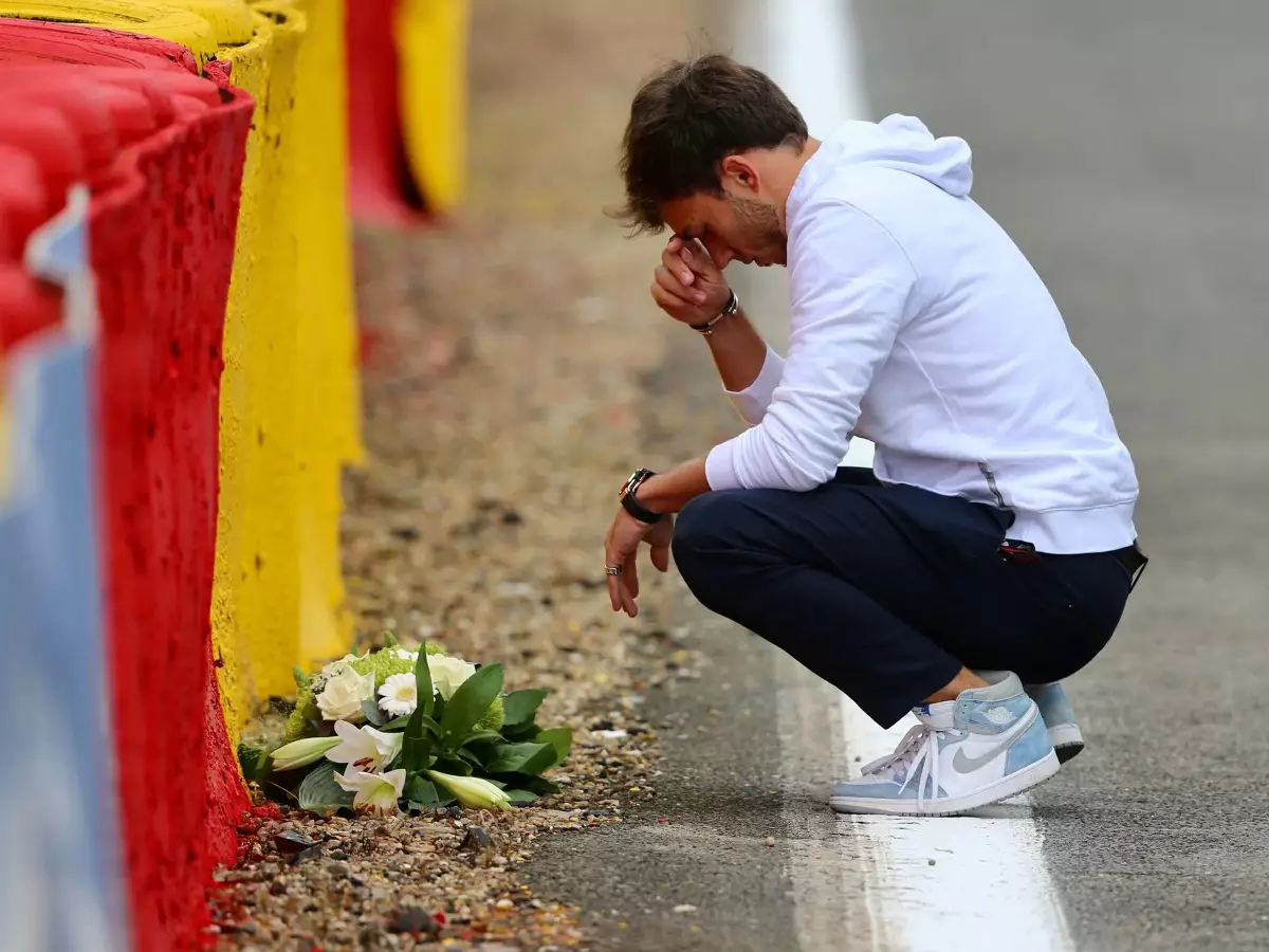 Pierre Gasly an der Unfallstelle von Anthoine Hubert in Belgien Foto zur News: Pierre Gasly aufgewühlt: Kann mir Spa-Unfallbilder nicht anschauen