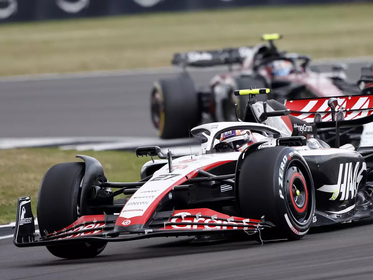Nico Hülkenberg im Haas VF-23 mit abgerissener Frontflügel-Endplatte im Formel-1-Rennen in Silverstone 2023 Foto zur News: Hülkenberg P13: Frühe Berührung verhindert Punktechance