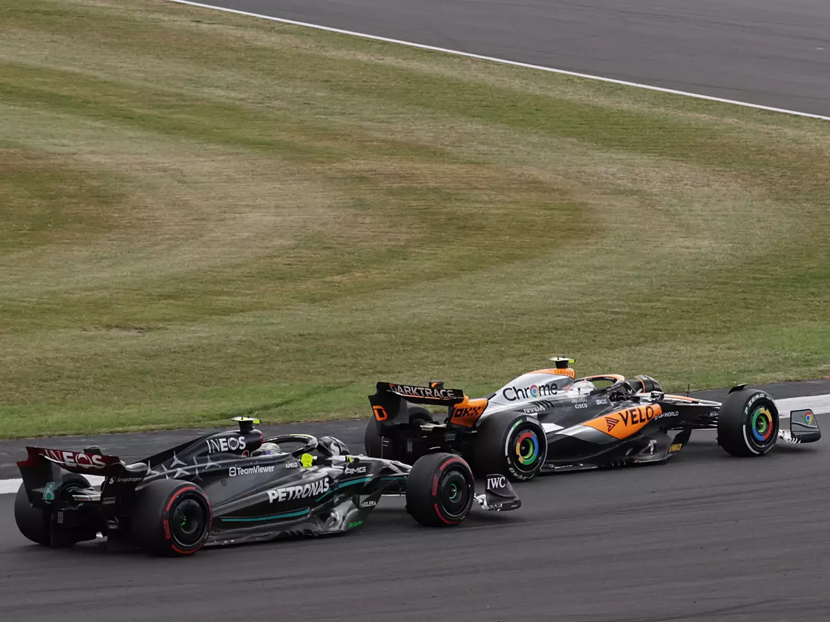 Lando Norris (McLaren MCL60) vor Lewis Hamilton (Mercedes W14) beim Formel-1-Rennen in Silverstone 2023 Foto zur News: McLaren erklärt: Darum gab man Lando Norris die harten Reifen
