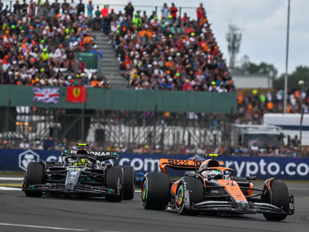 Lando Norris, Lewis Hamilton Foto zur News: McLaren-Upgrade weckt Interesse von Mercedes: "Müssen wir uns anschauen!"