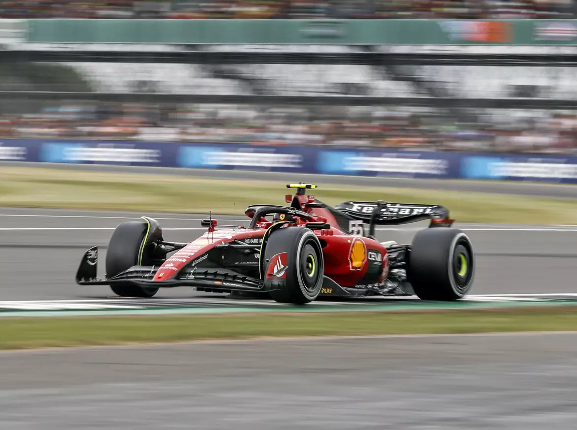 Foto zur News: Carlos Sainz erklärt: Warum Ferrari in Silverstone wieder nur vierte Kraft war