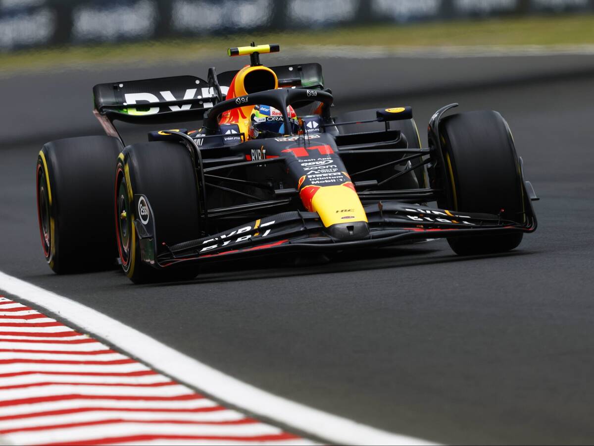 Foto zur News: Kopfschütteln bei Red Bull: Sergio Perez crasht bei erster Ausfahrt!