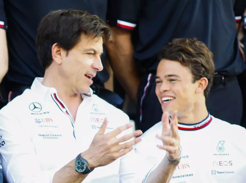Lewis Hamilton, Toto Wolff, Nyck de Vries Foto zur News: Nyck de Vries: Nimmt ihn Mercedes jetzt wieder auf?