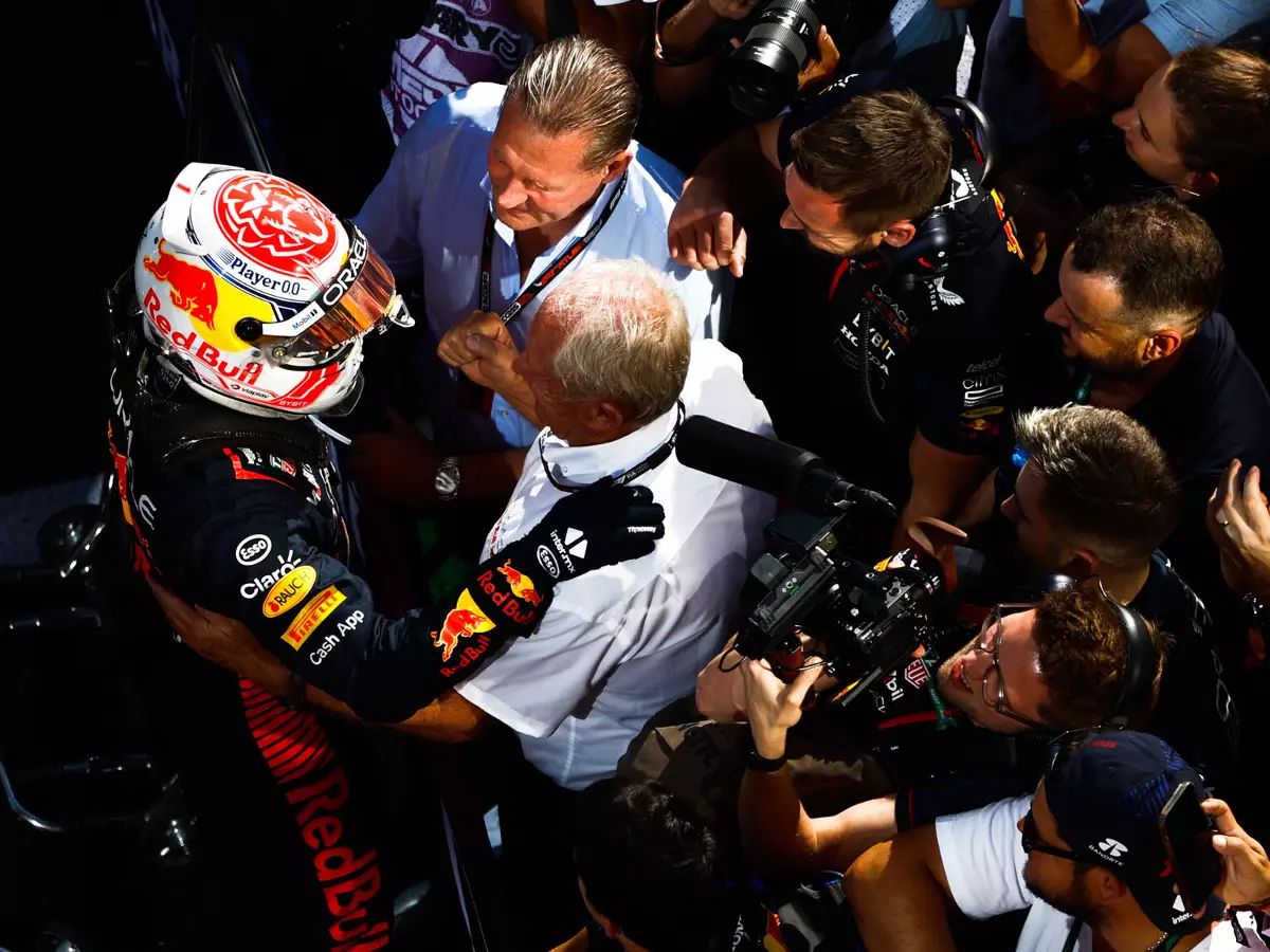 Max Verstappen, Jos Verstappen und Helmut Marko nach dem Formel-1-Rennen in Ungsrn 2023 Foto zur News: Red Bull knackt McLaren-Rekord von 1988: "Bedeutet eine Menge!"