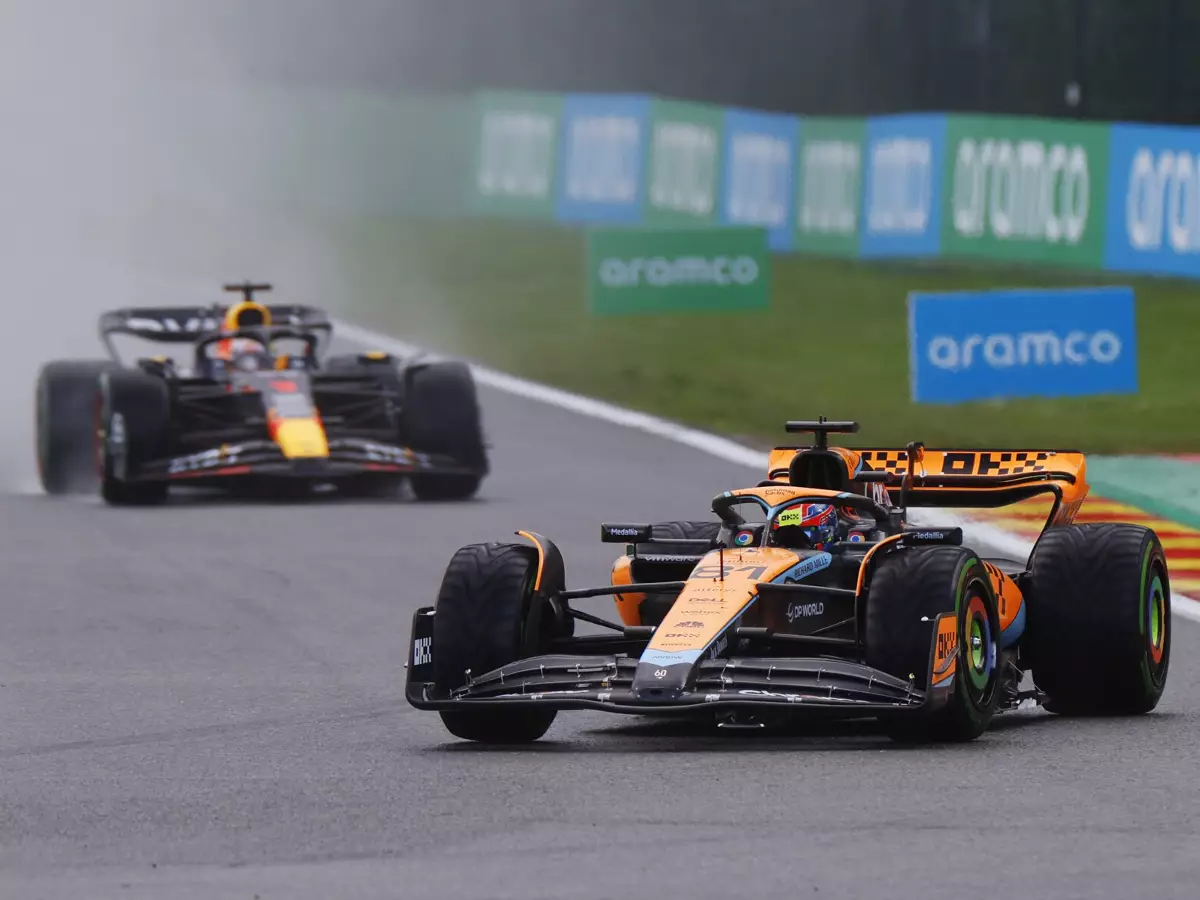 Oscar Piastri im McLaren MCL60 vor Max Verstappen im Red Bull RB19 im Sprint in Spa 2023 Foto zur News: Oscar Piastri "sehr zufrieden" mit P2: "Konnte Max nicht halten"