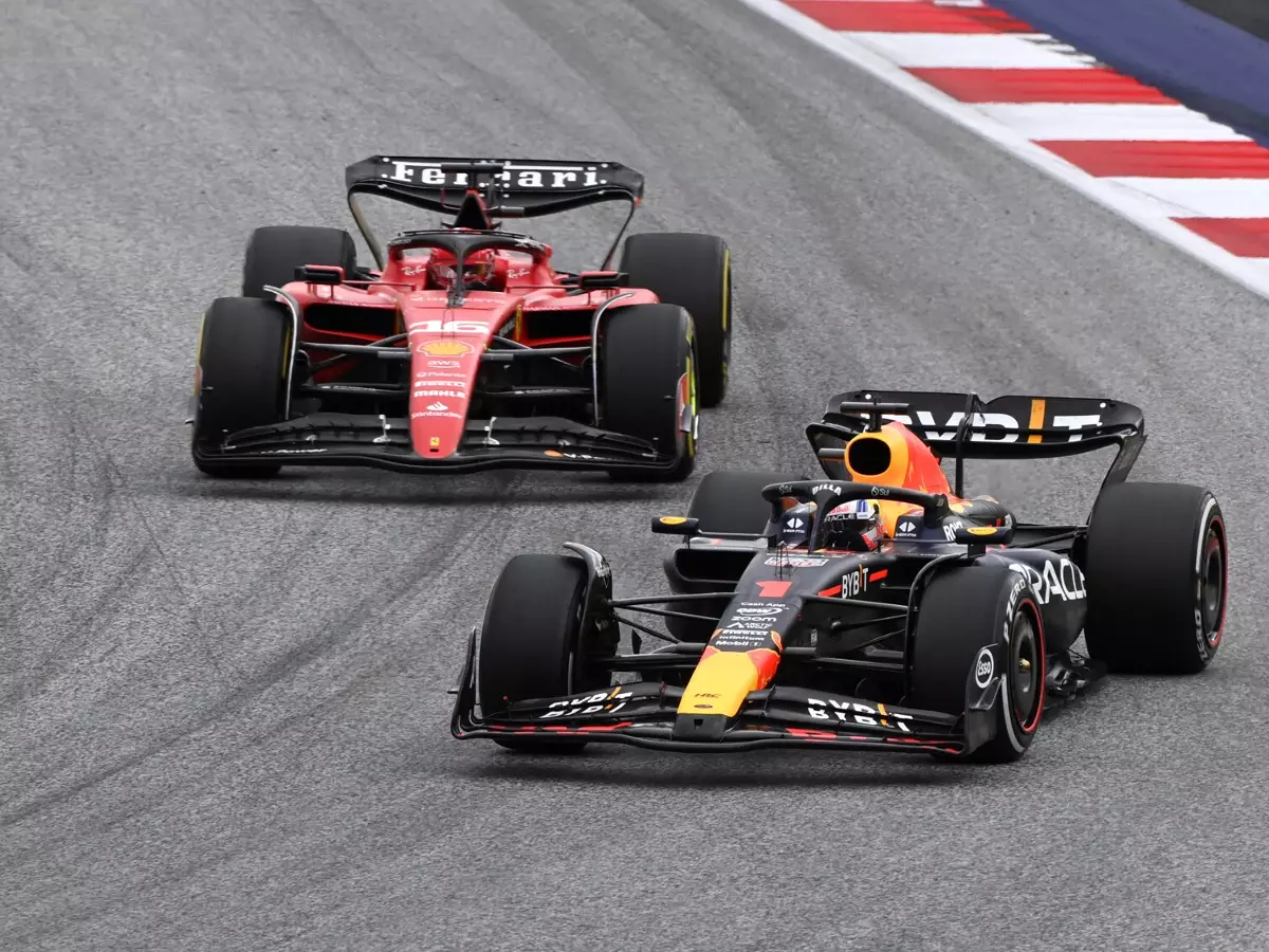 Max Verstappen, Charles Leclerc Foto zur News: Die Sticker-Saga von Spa: Red Bull und Ferrari kleben sich eine