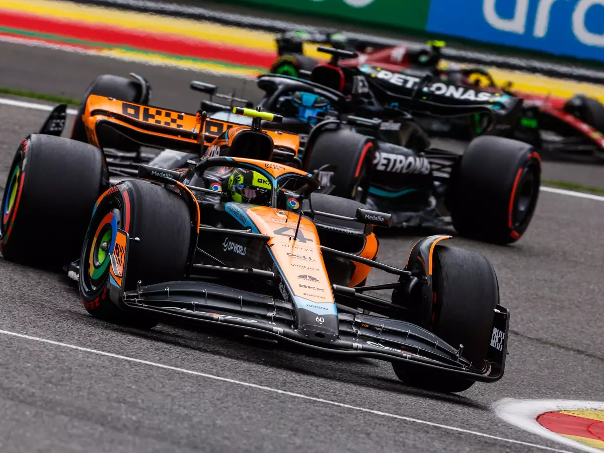 Lando Norris, George Russell Foto zur News: McLaren über F1-Regeln: "Es sind zwei Seiten der gleichen Medaille"