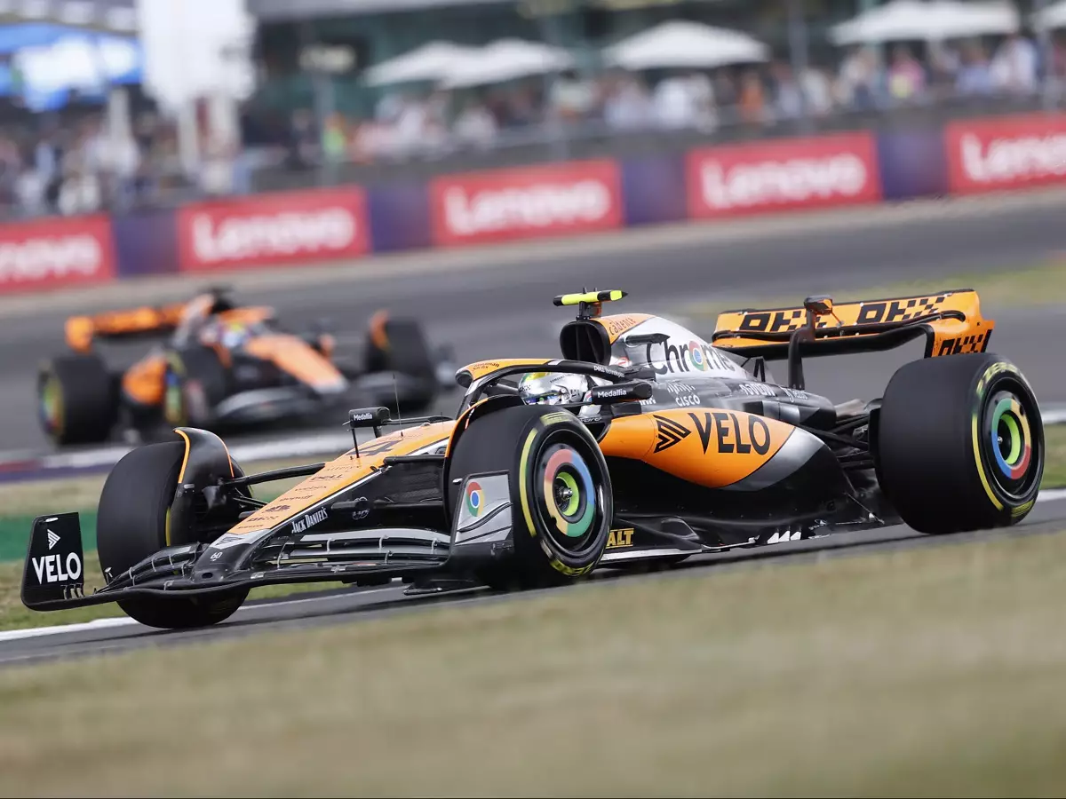 Lando Norris im McLaren MCL60 in Silverstone 2023 vor Oscar Piastri Foto zur News: Gesundheitsverbände protestieren gegen McLaren-Sponsor