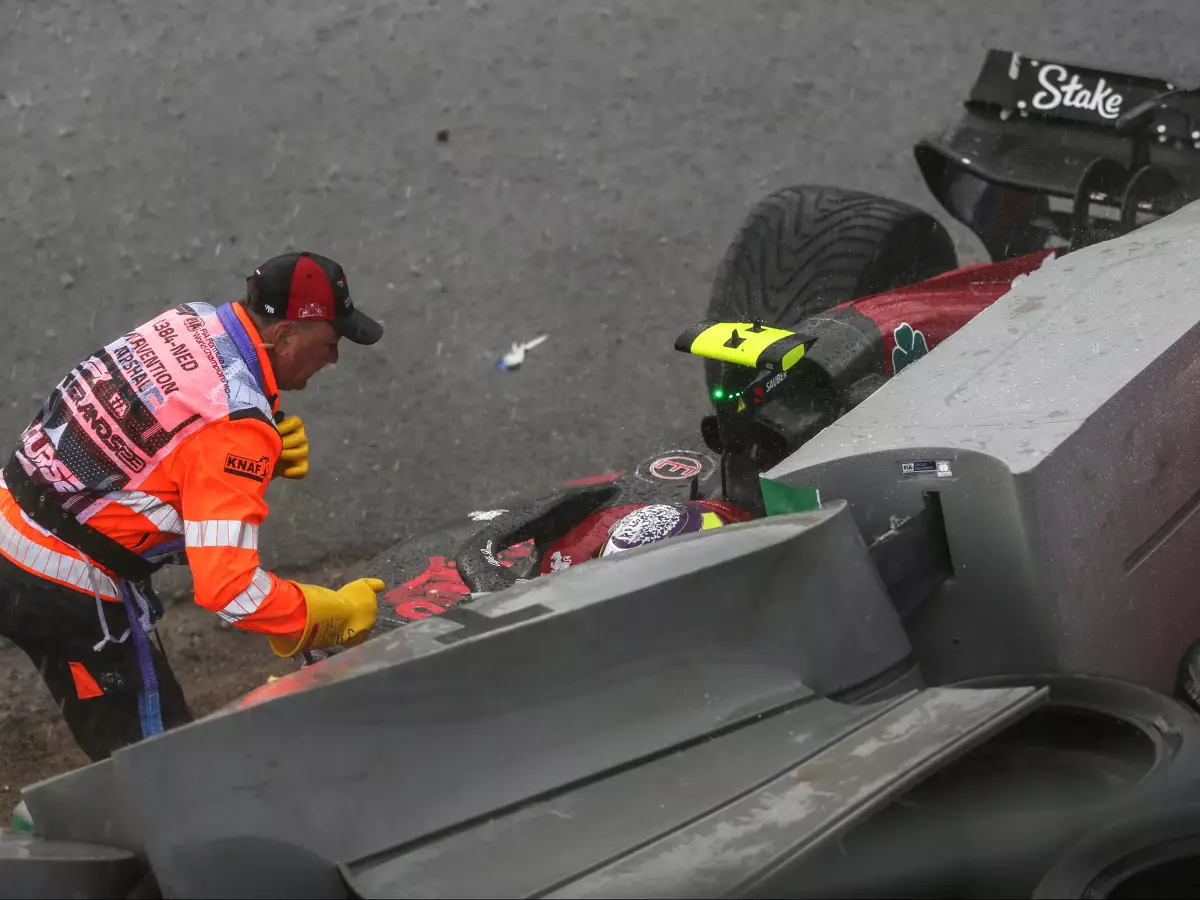 Foto zur News: Alfa Romeo: Guanyu Zhou erst auf P2, dann in den Reifenstapeln