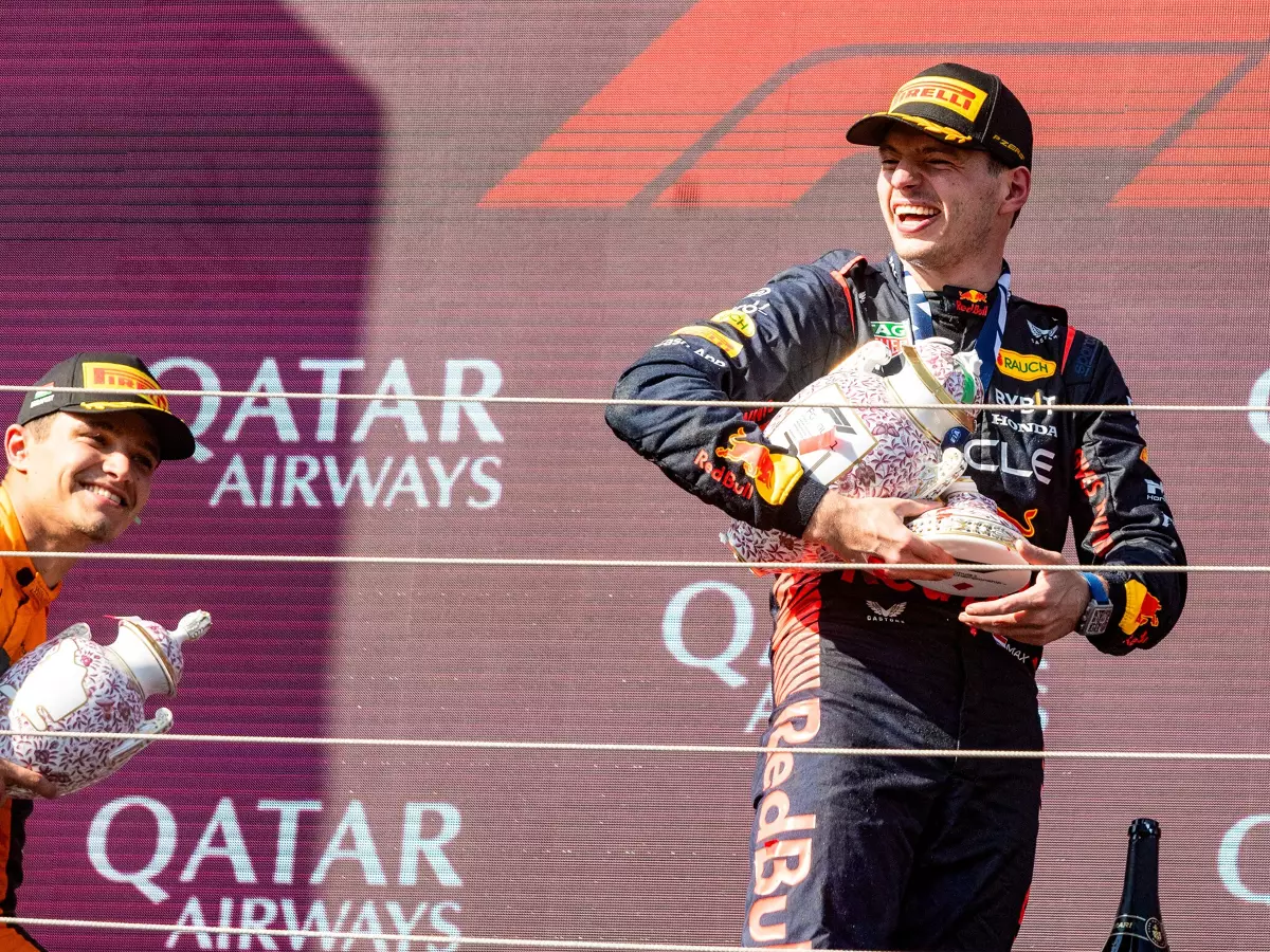 Max Verstappen Foto zur News: Nicht anfassen, Lando Norris! Verstappen bekommt neue Ungarn-Trophäe