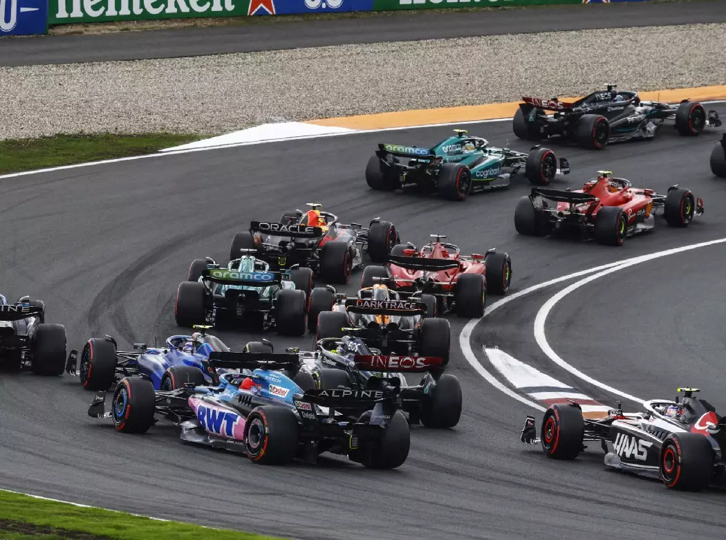 Formel-1-Autos in Zandvoort Foto zur News: FIA kündigt strengeres Vorgehen gegen Tricksereien mit Flexi-Flügeln an