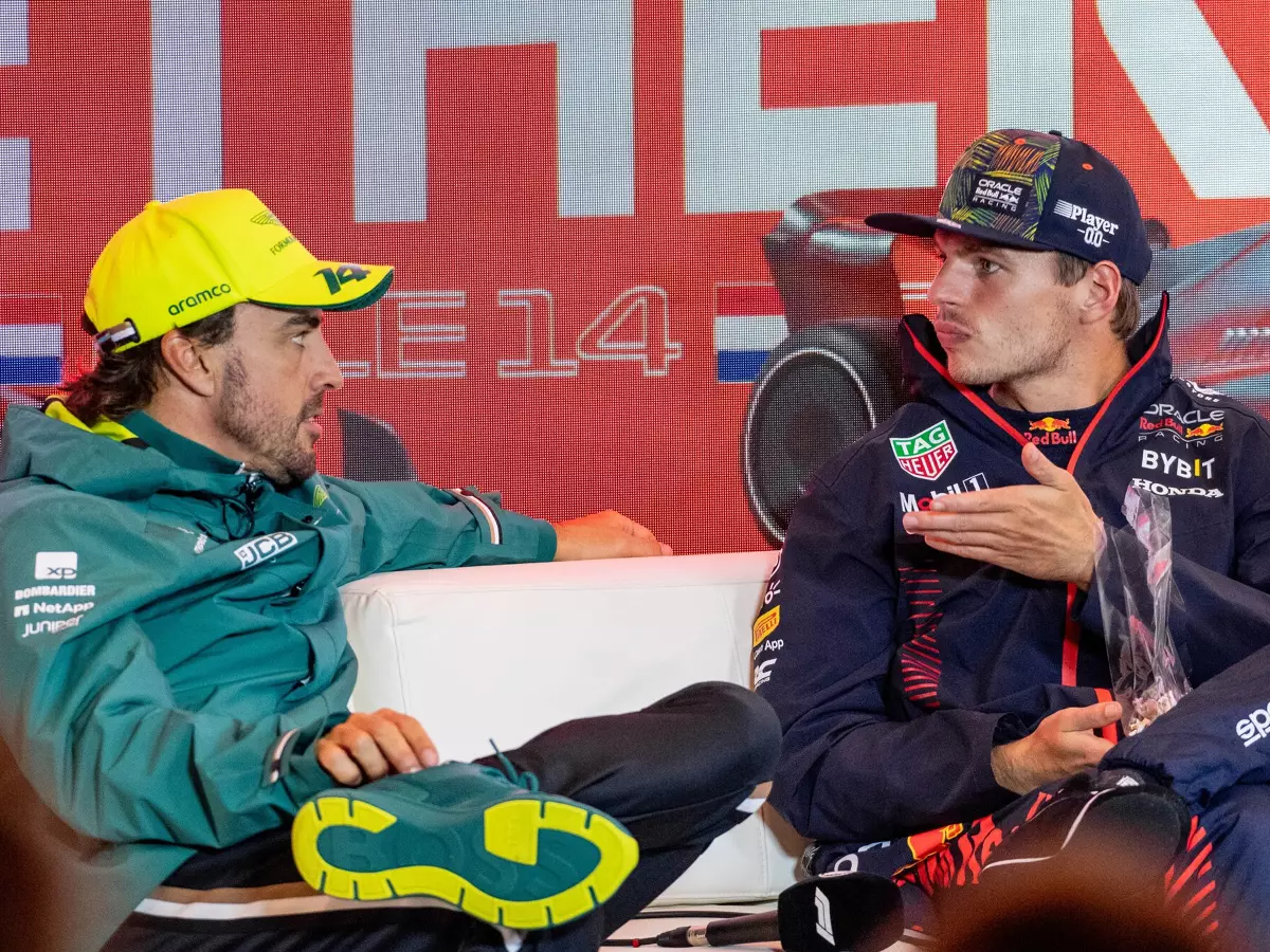 Max Verstappen, Fernando Alonso Foto zur News: Fernando Alonso: Warum hat er Verstappen nicht mehr attackiert?