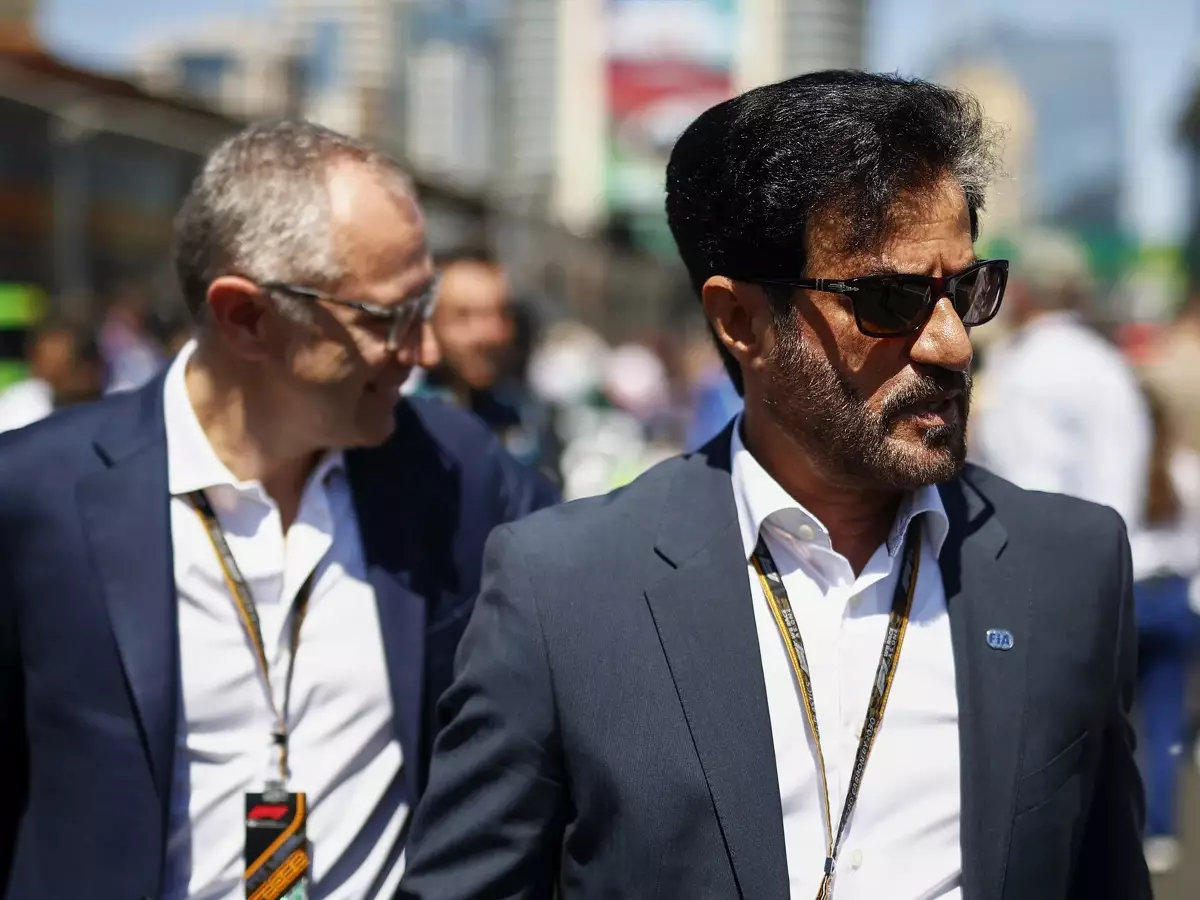 Stefano Domenicali und Mohammed bin Sulayem Foto zur News: Mohammed bin Sulayem: FIA und nicht Liberty zuständig für Budgetstrafen