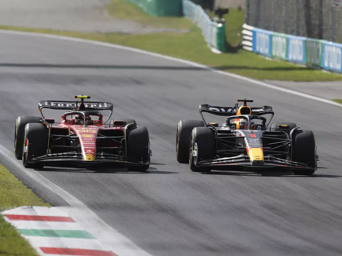 Carlos Sainz im Ferrari und Max Verstappen im Red Bull in Monza 2023 Foto zur News: Analyse: Auf welchen Formel-1-Strecken wurde 2023 am meisten überholt?