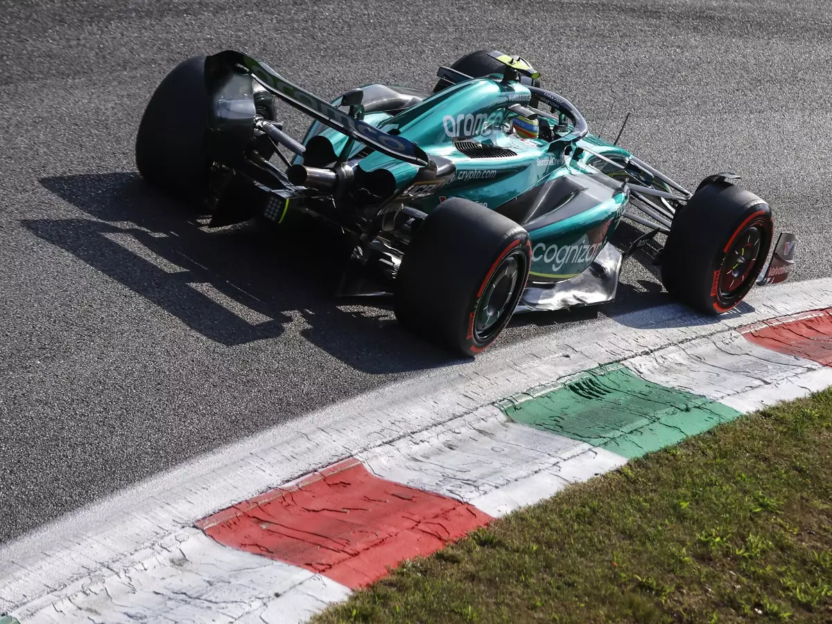 Fernando Alonso im Aston Martin AMR23 beim Formel-1-Rennen in Monza 2023 Foto zur News: Aston Martin: Für "gute Punkte" brauchen die Fahrer "besseres Material"