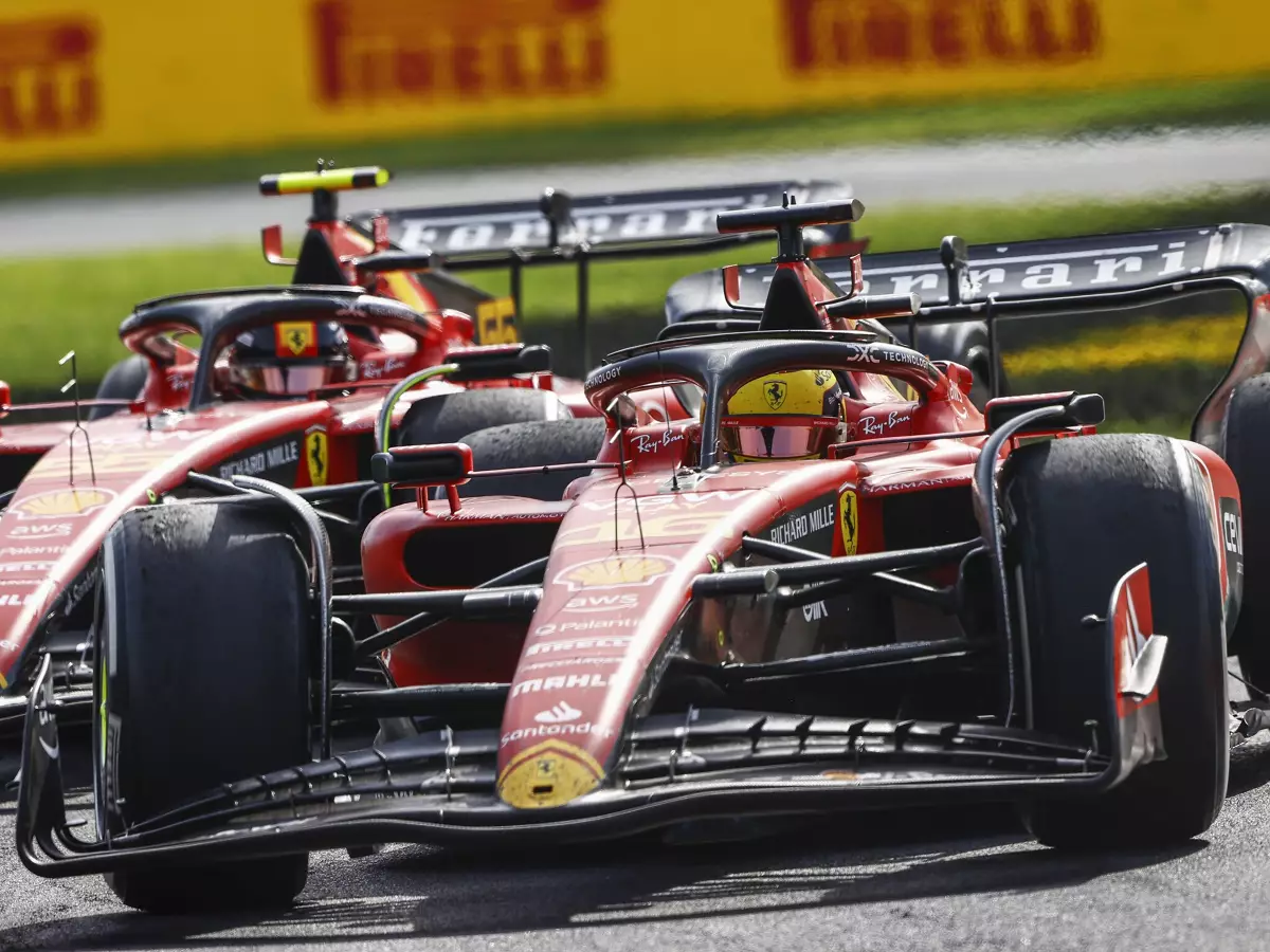 Charles Leclerc vor Ferrari-Teamkollege Carlos Sainz in Monza 2023 Foto zur News: Ferrari in Monza: Es ist eben doch noch Musik drin in der Formel 1!