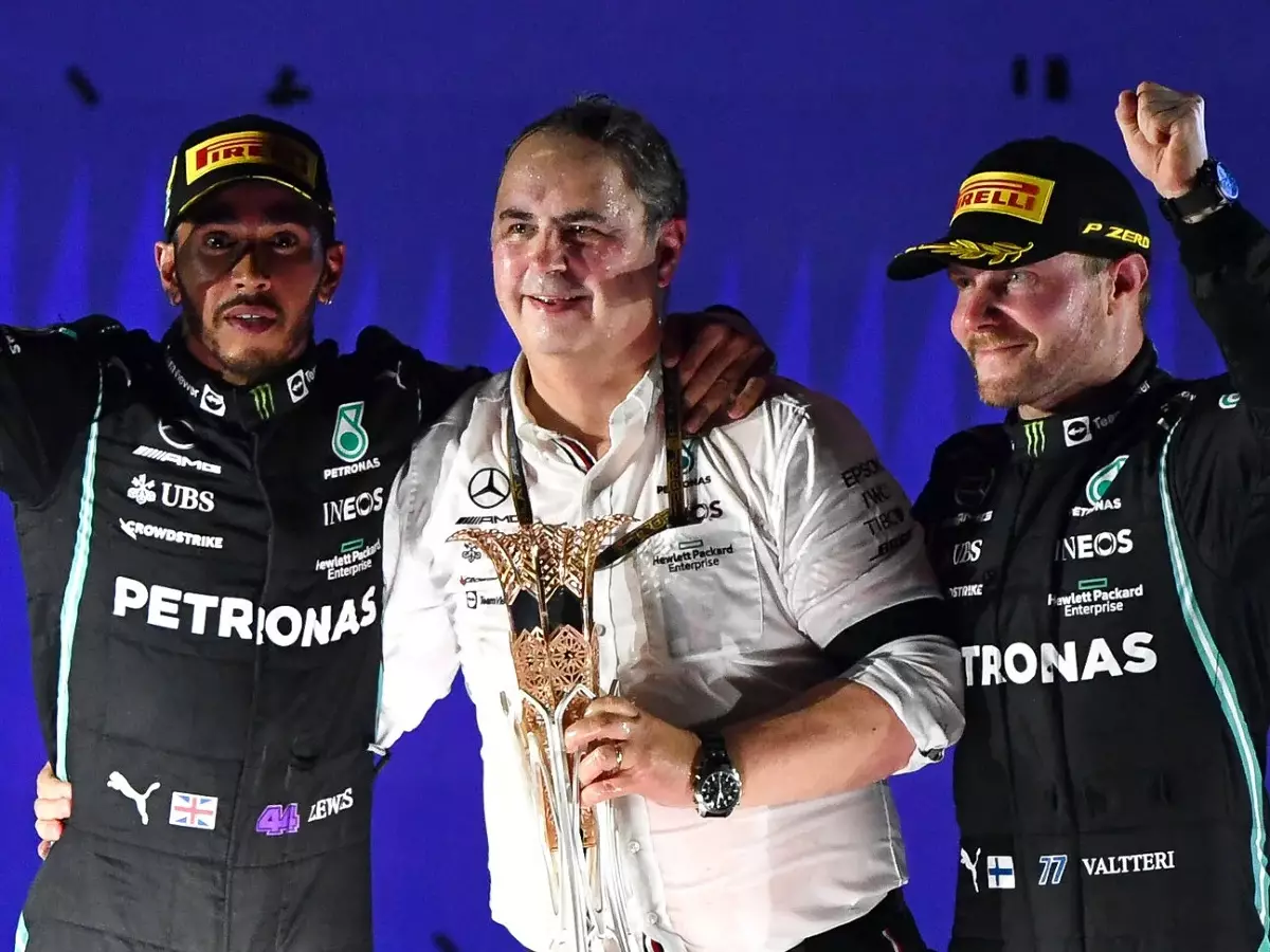Lewis Hamilton und Valtteri Bottas feiern 2021 auf dem Formel-1-Podium Foto zur News: Toto Wolff über Red-Bull-Dominanz: Wir wurden damals eingebremst ...