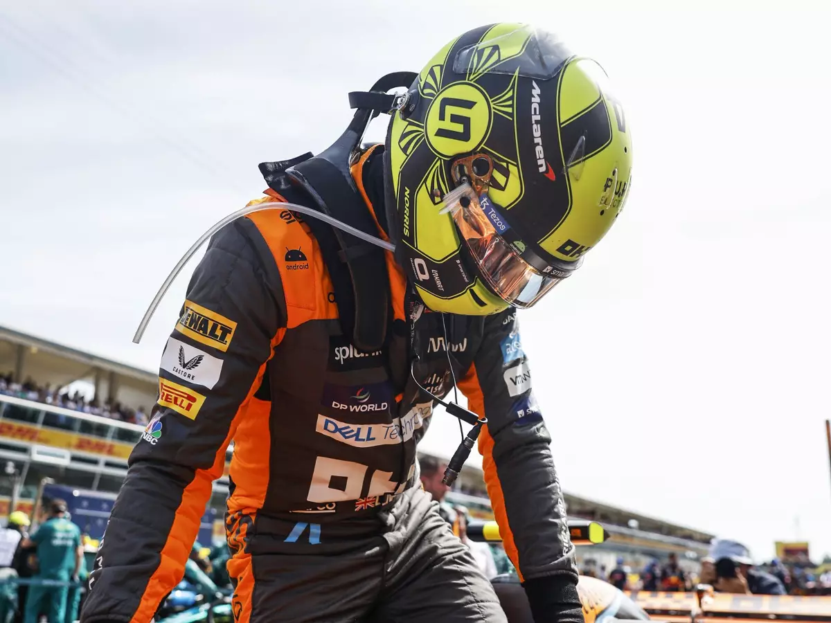Lando Norris steigt in seinen Formel-1-McLaren ein Foto zur News: Kaputter Rücken: Lando Norris hatte 2022 "konstant Schmerzen"