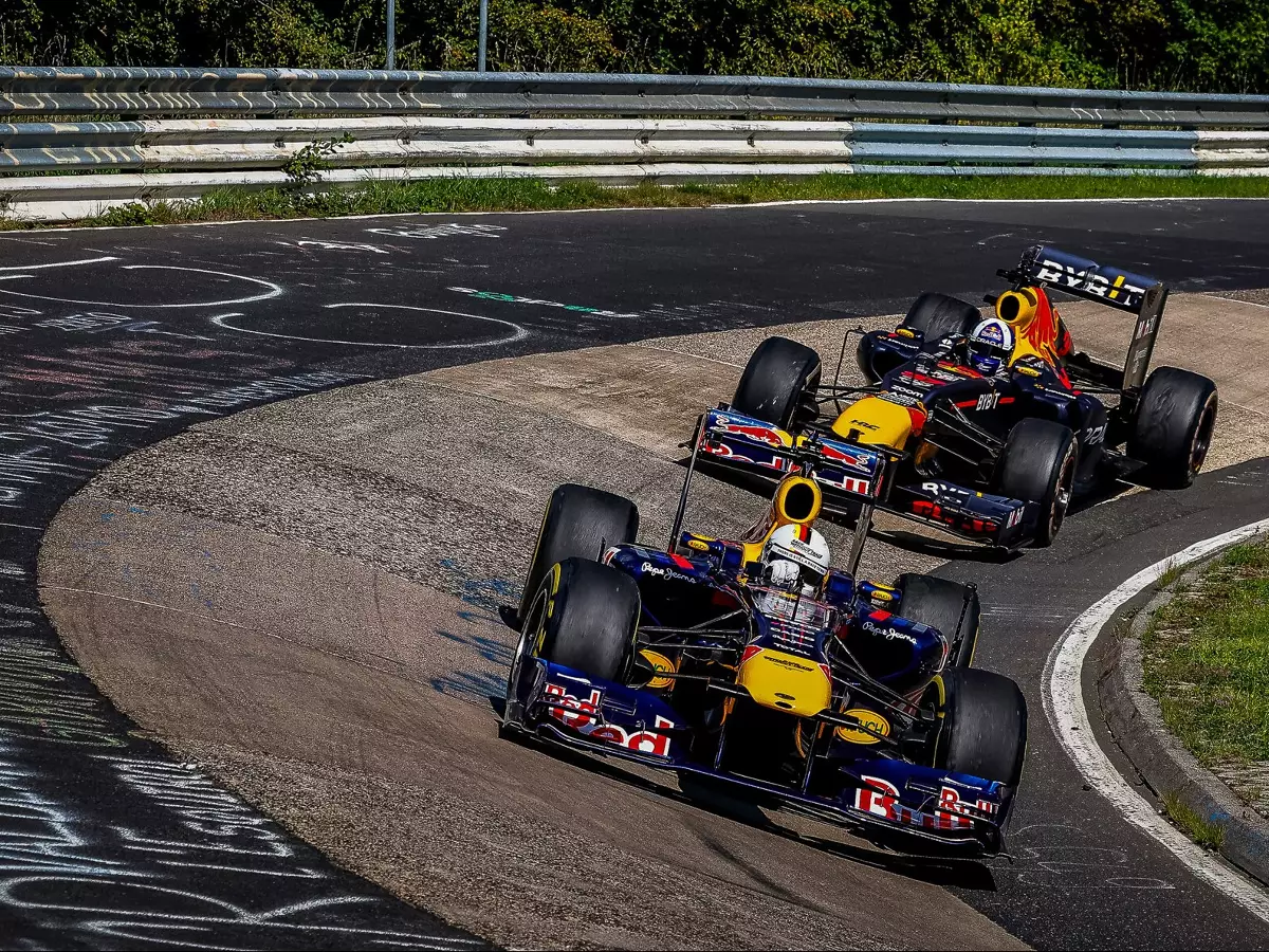 Sebastian Vettel und David Coulthard auf der Nürburgring-Nordschleife Foto zur News: "Wie in einer Zeitkapsel": Vettel im Formel-1-Auto auf der Nordschleife