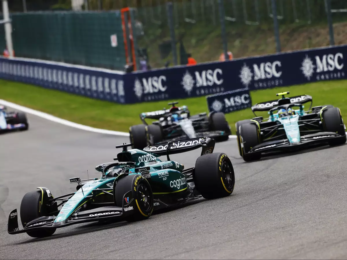 Lance Stroll, Fernando Alonso, George Russell Foto zur News: Lance Stroll: Zweiter Platz in der WM für Aston Martin realistisch