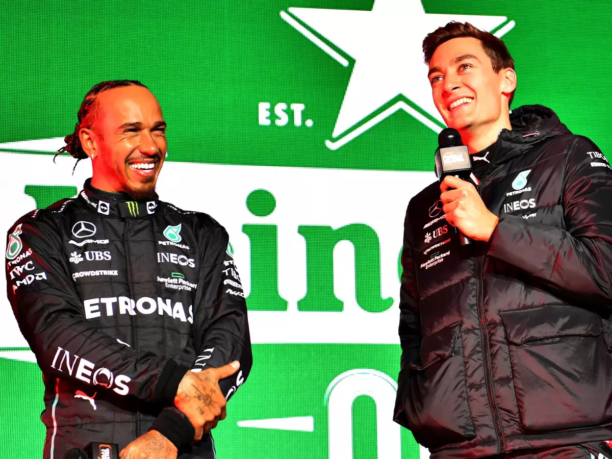Lewis Hamilton und George Russell bei einem Formel-1-Promoevent für den Großen Preis von Las Vegas Foto zur News: Lewis Hamilton: Las Vegas wird "sehr fruchtbar fürs Geschäft"