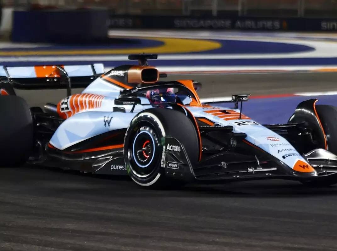 Alexander Albon beim Formel-1-Rennen in Singapur 2023 Foto zur News: Alexander Albon: Problem mit Batterie kostet zweites Singapur-Training