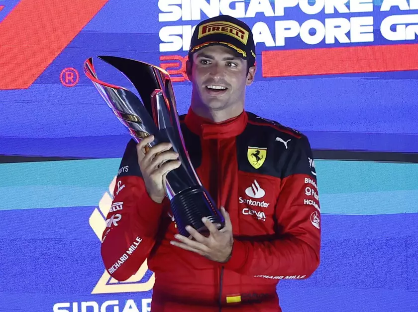 Carlos Sainz mit dem Siegerpokal nach dem Formel-1-Rennen in Singapur 2023 Foto zur News: Wer letzte Nacht am besten geschlafen hat: Carlos Sainz