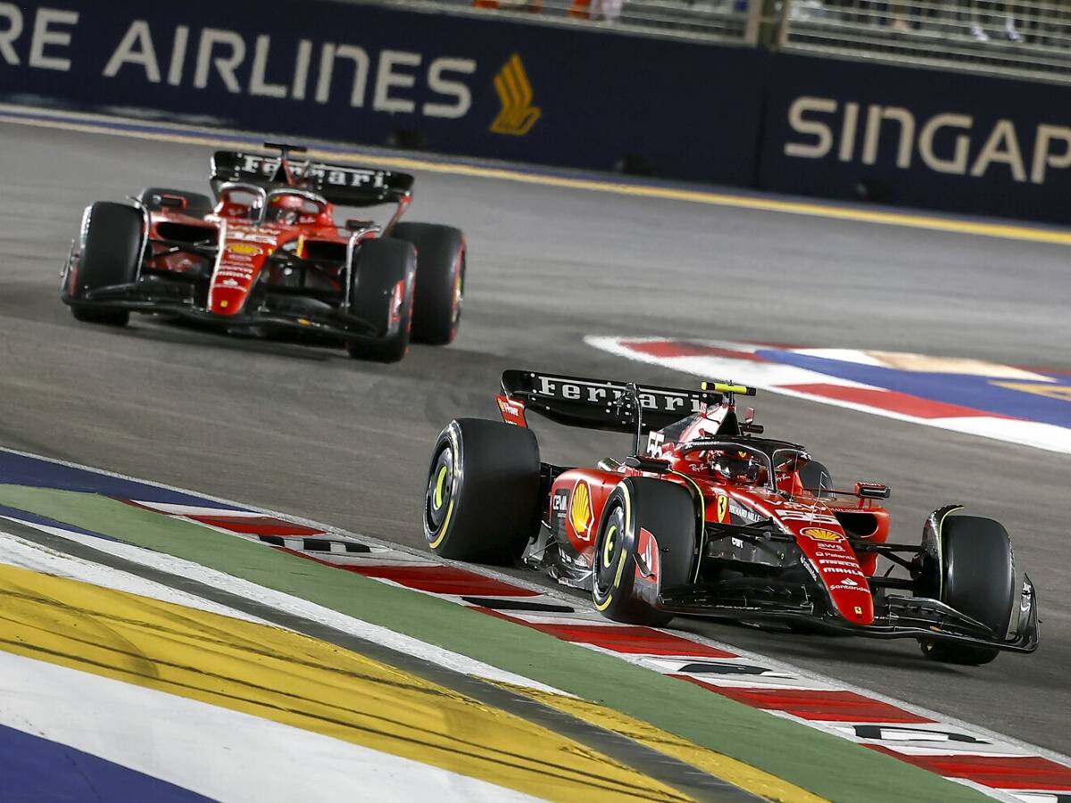 Foto zur News: Schützenhilfe für Sainz: So opferte Leclerc sein eigenes Rennen in Singapur