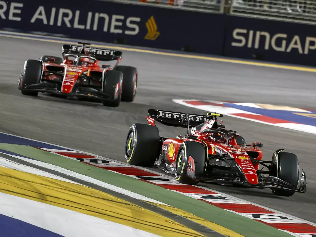 Foto zur News: Schützenhilfe für Sainz: So opferte Leclerc sein eigenes Rennen in Singapur