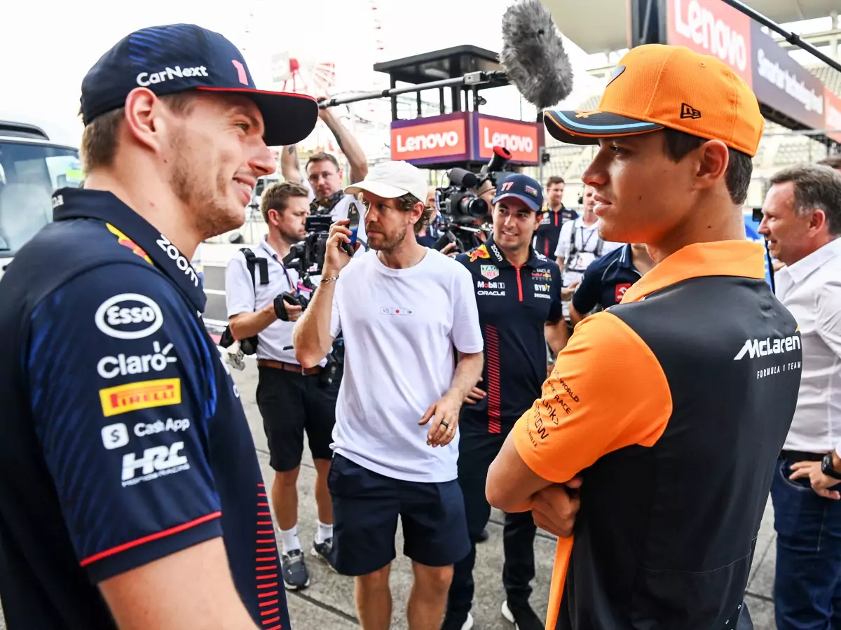 Max Verstappen (Red Bull) redet mit Lando Norris (McLaren) Foto zur News: Lando Norris: Mercedes hat insgesamt "wahrscheinlich das zweitbeste Auto"