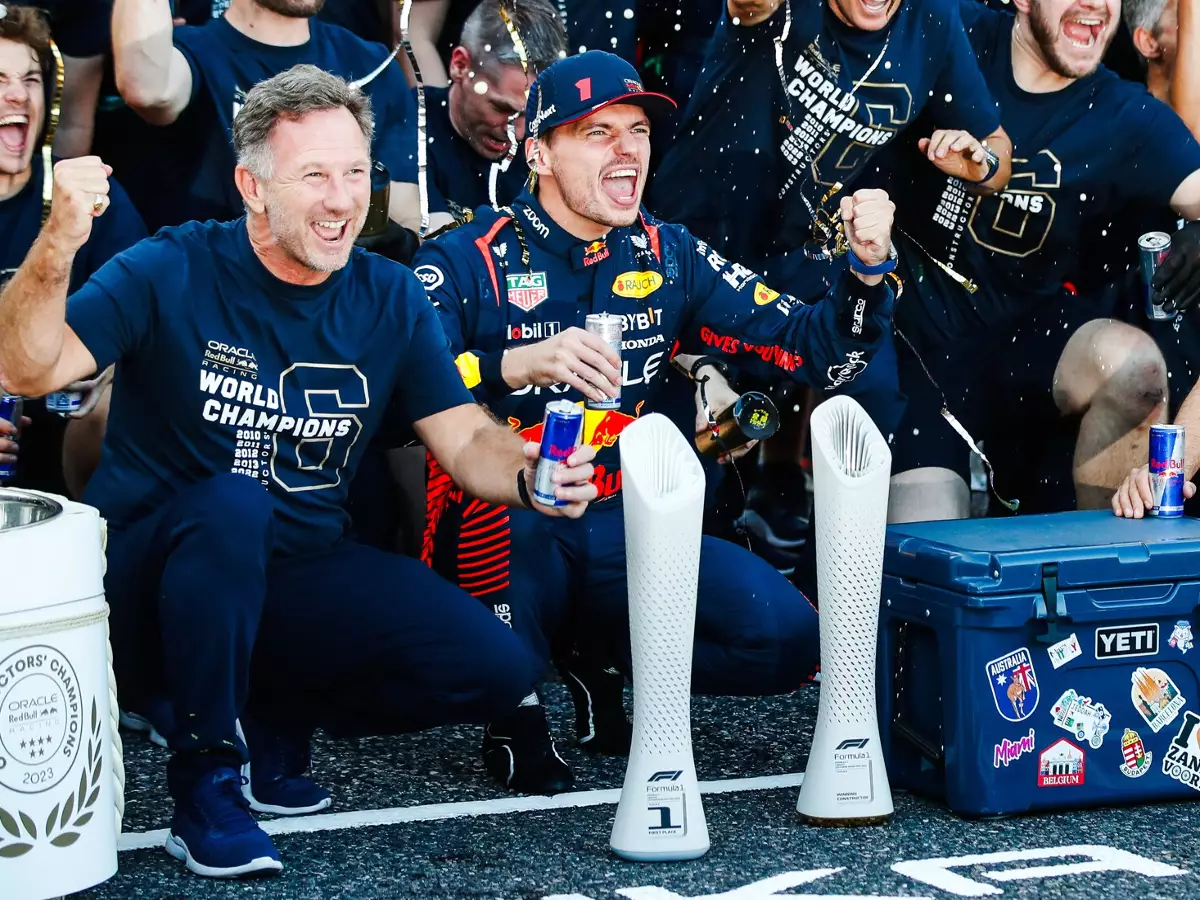 Red Bull jubelt über den Gewinn der Formel-1-Weltmeisterschaft 2023 Foto zur News: Nach Suzuka-Sieg: So wird Verstappen beim Sprint in Katar Weltmeister
