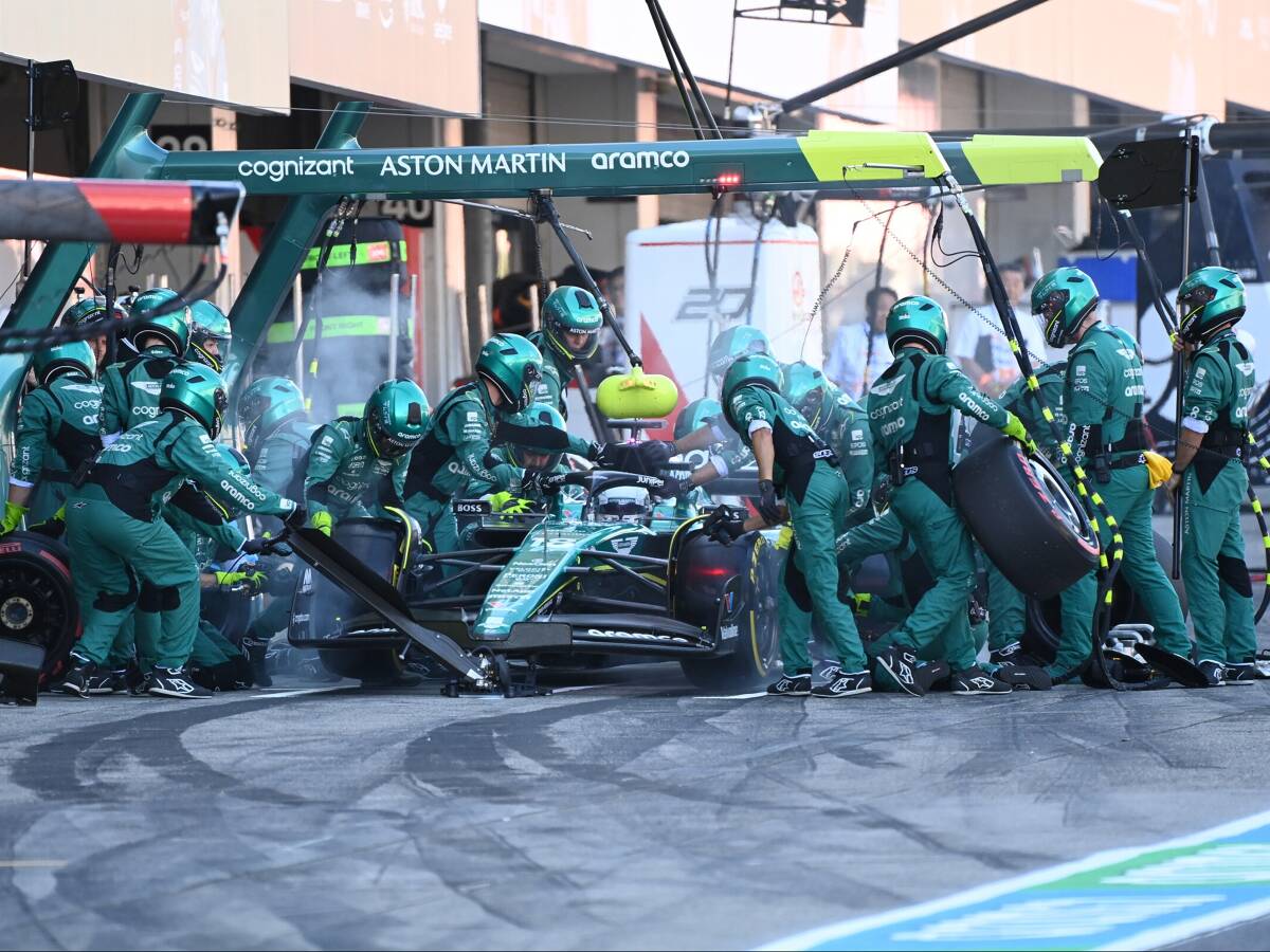 Foto zur News: Boxenfunk: Warum war Aston Martin über Alonsos Heckflügel besorgt?