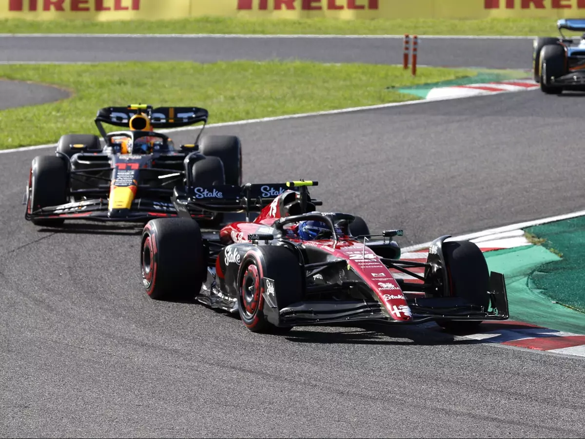 Guanyu Zhou, Sergio Perez Foto zur News: "Erfrischend": Wie James Key Alfa Romeo 2024 voranbringen soll