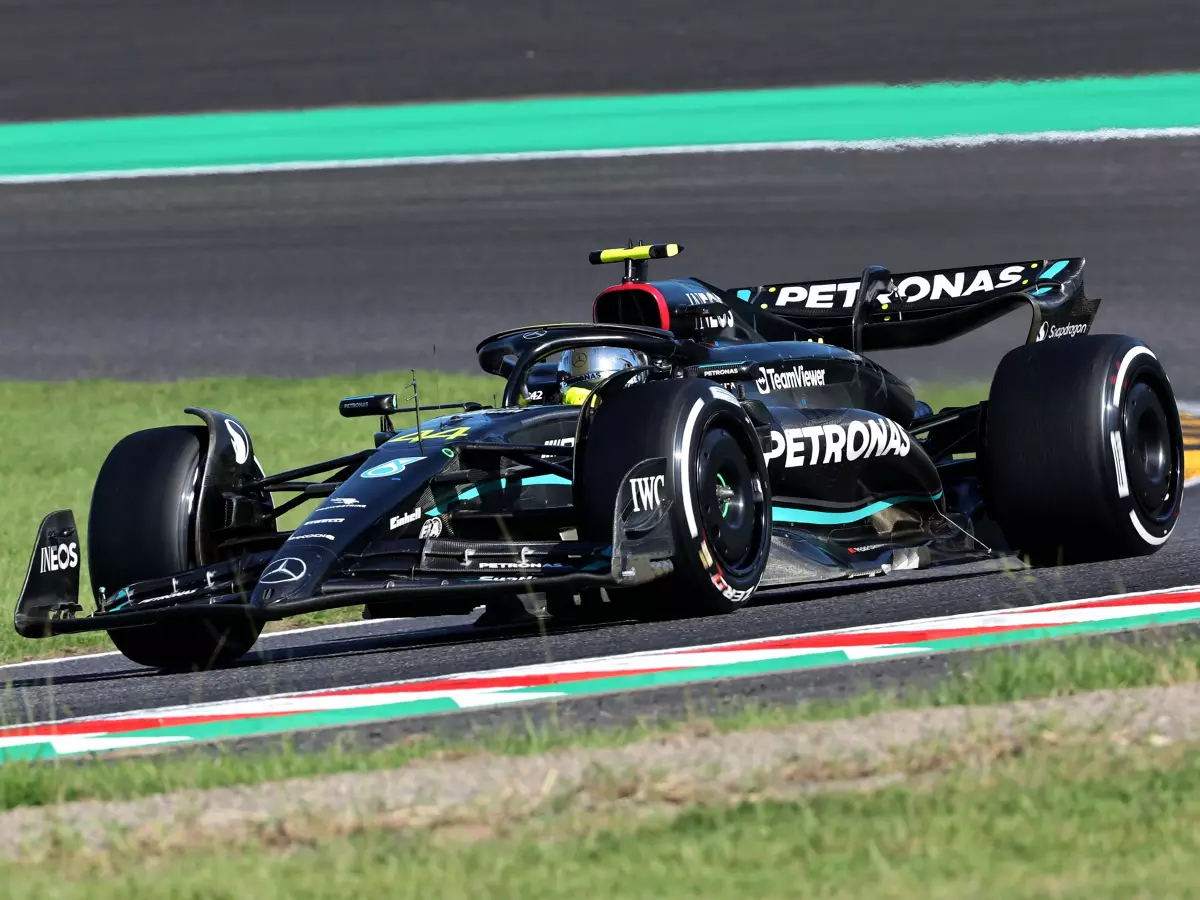 Lewis Hamilton beim Formel-1-Rennen in Japan 2023 Foto zur News: "Sehr gering": Wie schlimm war der Schaden am Hamilton-Auto wirklich?