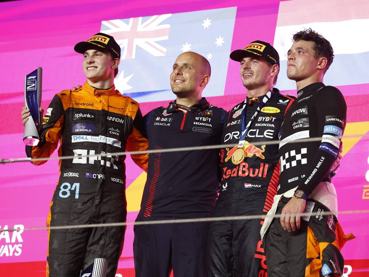 Foto zur News: Katar: Max Verstappen gewinnt, Zoff bei Mercedes und McLaren!