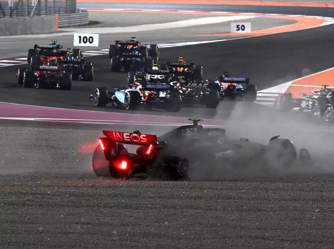 George Russell, Lewis Hamilton Foto zur News: So reagiert Mercedes auf den Teamkollegen-Crash in Katar