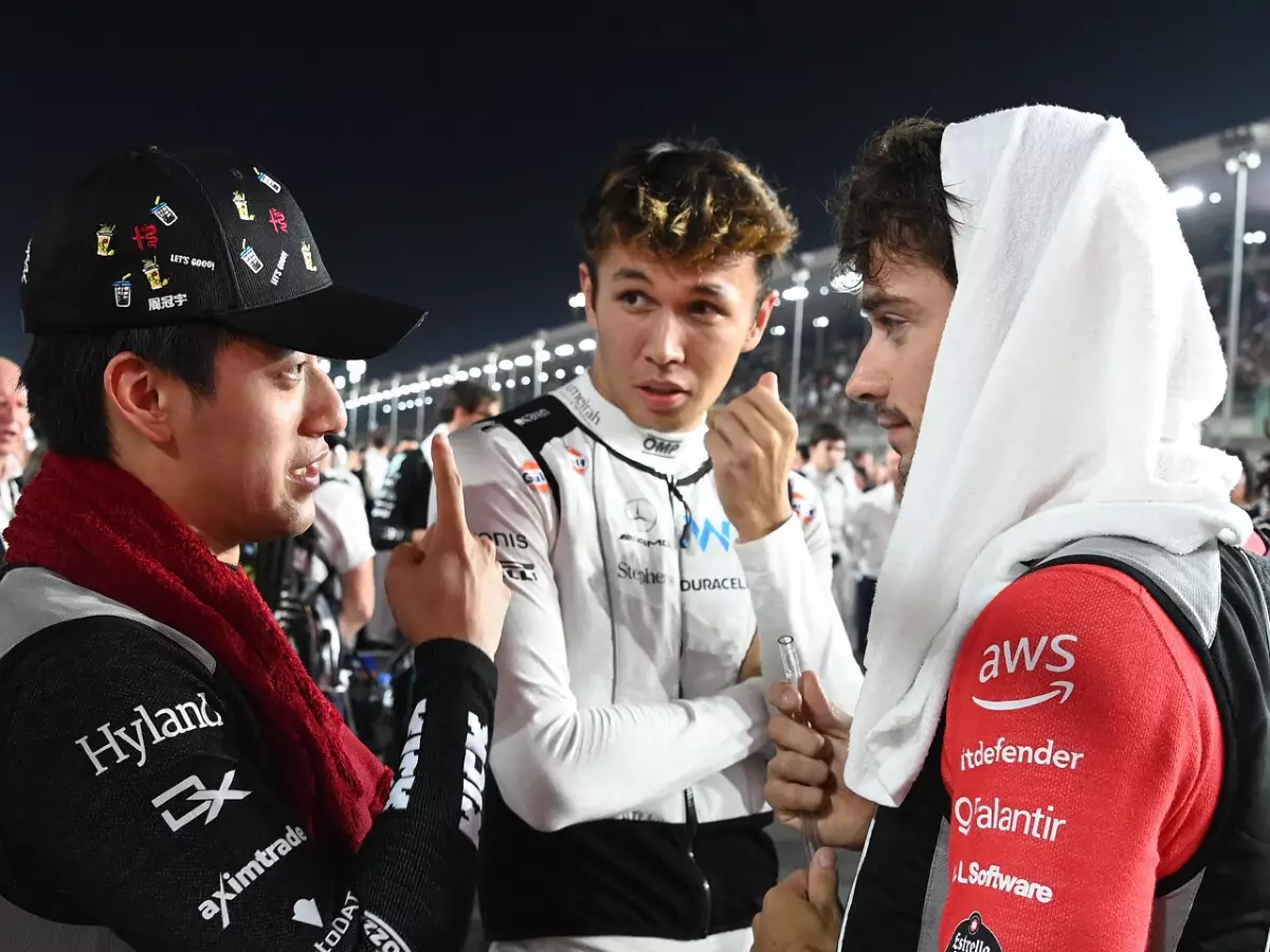 Guanyu Zhou, Charles Leclerc Foto zur News: Jenson Button: "Solange sich die Fahrer nicht wehren ..."