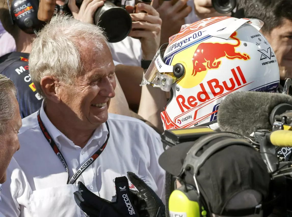 Max Verstappen und Helmut Marko Foto zur News: "Stimmung sehr gut": Gerüchte über Marko laut Verstappen "Bullshit"