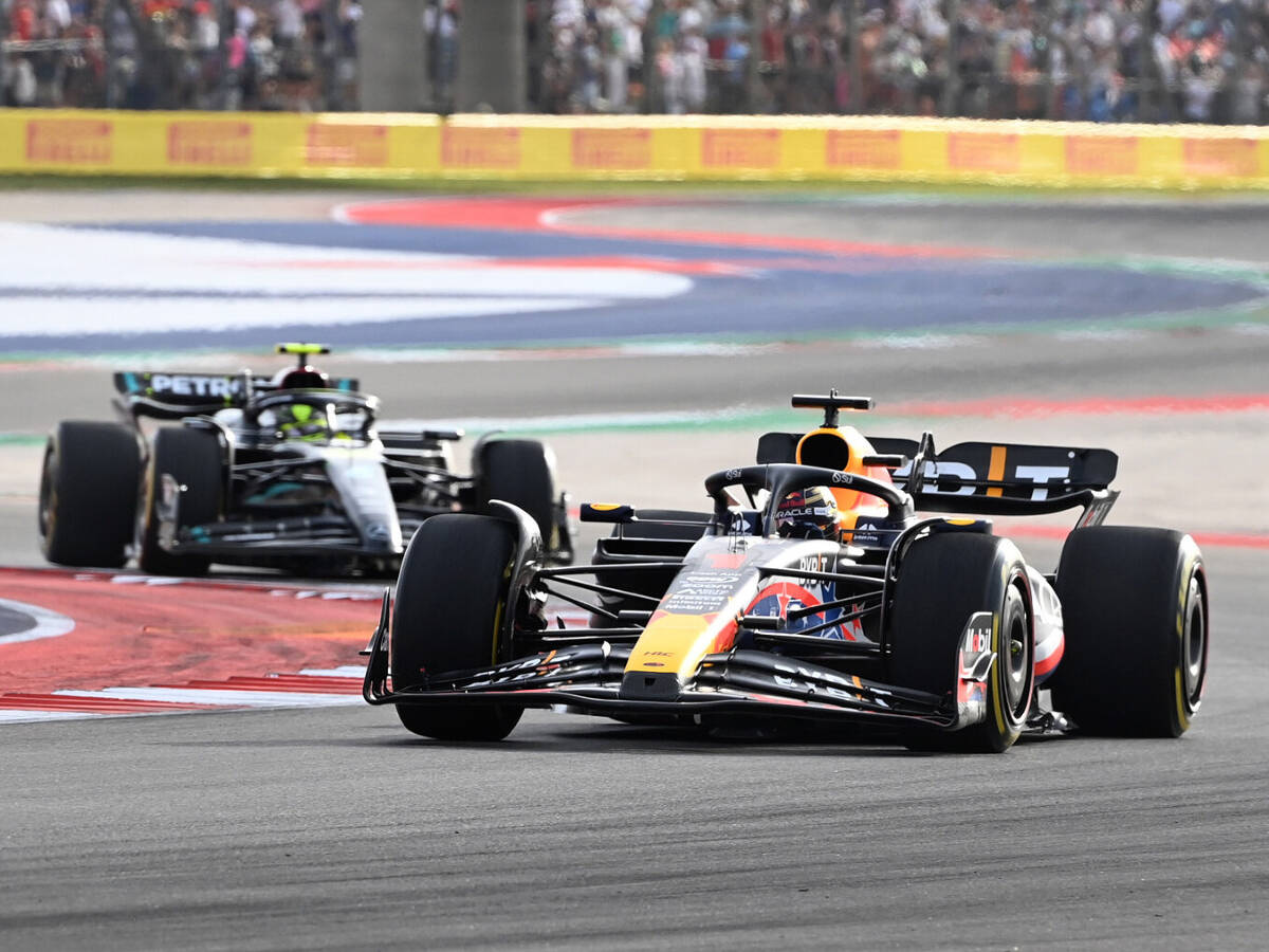 Foto zur News: Lewis Hamilton: Max Verstappens Speed im Moment einfach unschlagbar