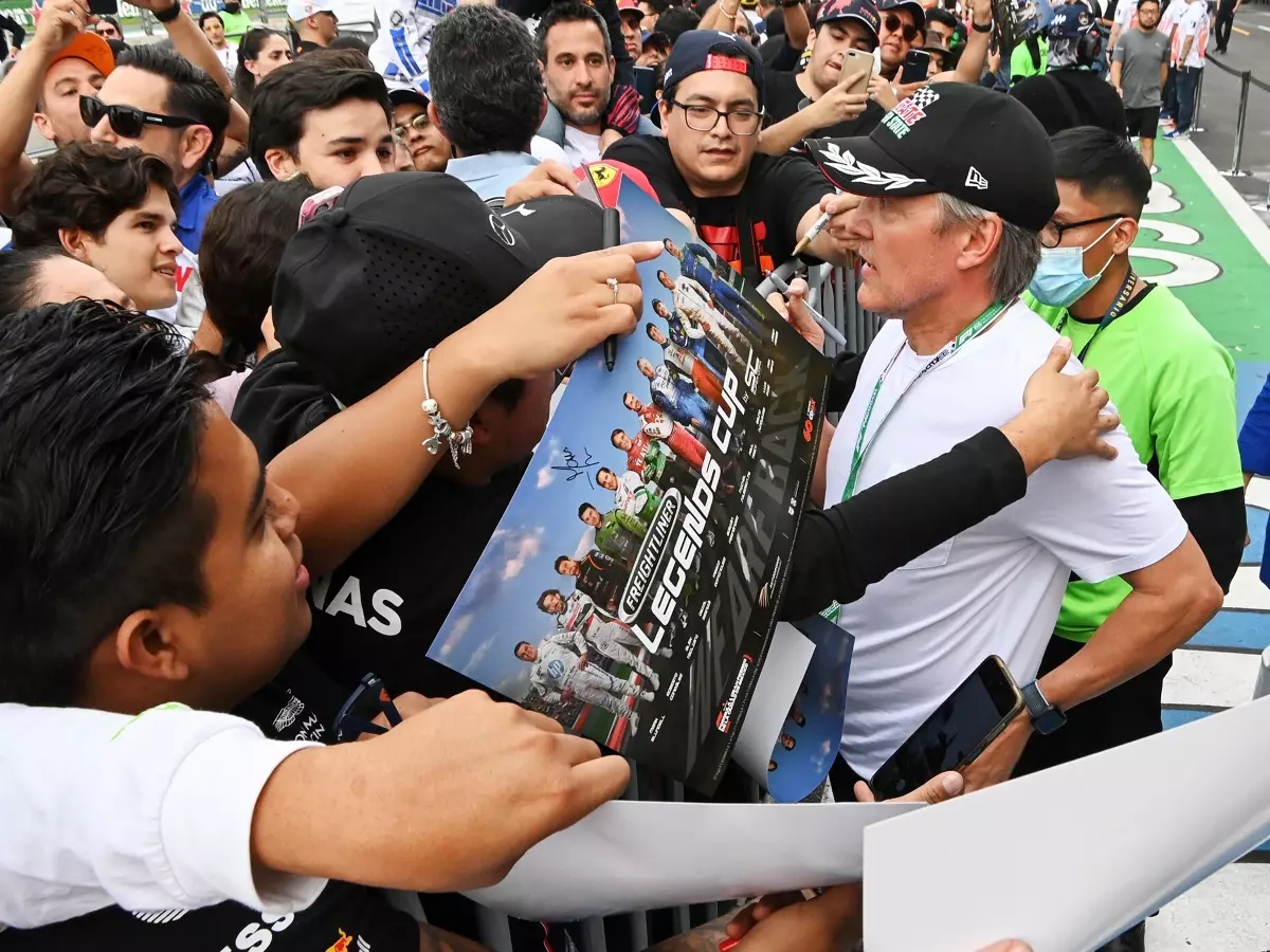Adrian Fernandez mit Fans Foto zur News: Mexiko: Weniger Fahrerlager-Karten, Bodyguards für Verstappen