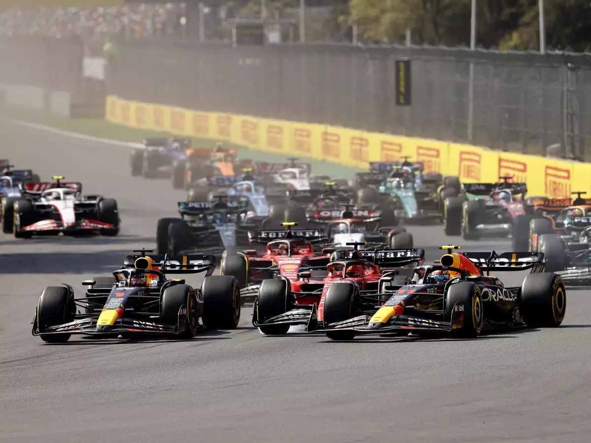Max Verstappen, Charles Leclerc, Sergio Perez Foto zur News: Marko wettet mit Lambiase: "Max liegt schon nach der ersten Kurve vorne!"