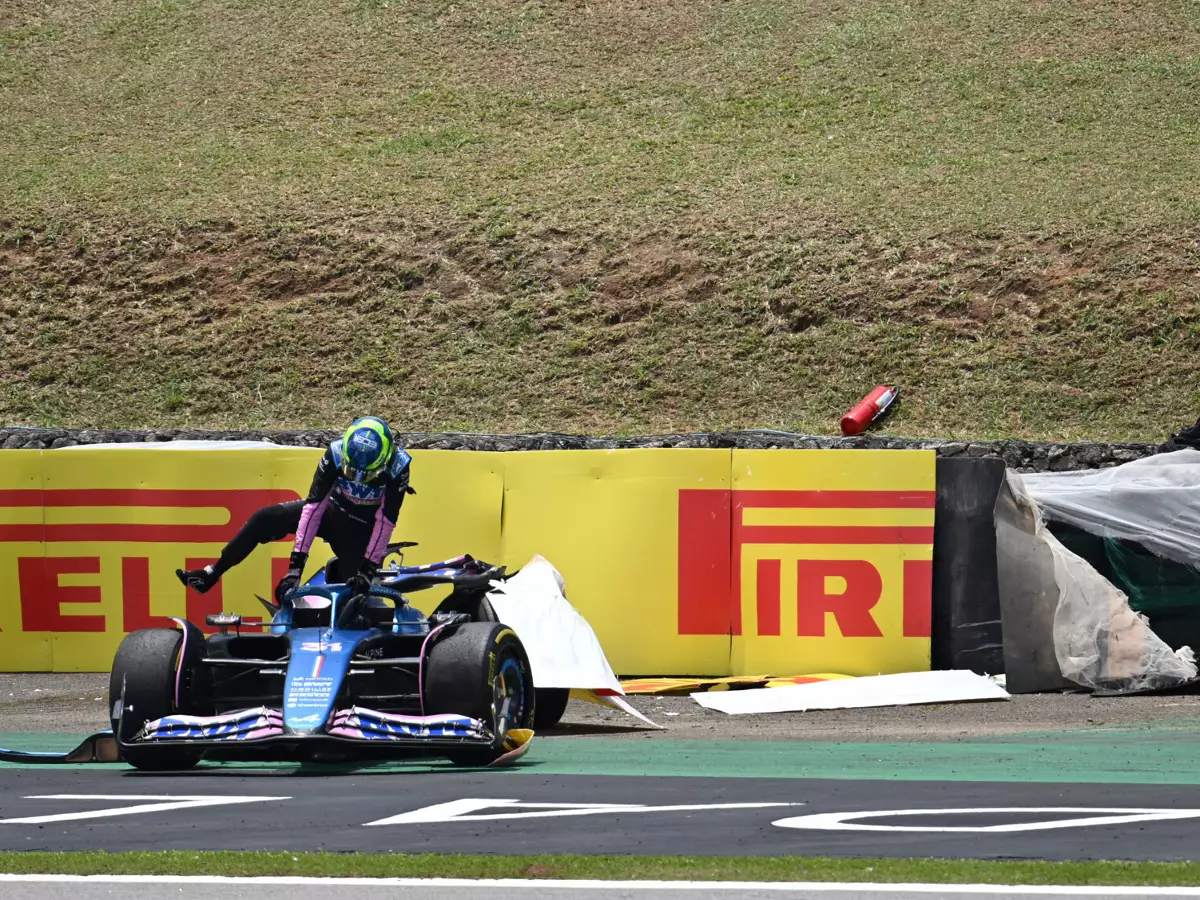 Esteban Ocon (Alpine A523) nach dem Unfall mit Fernando Alonso im Shootout zum Formel-1-Sprint in Brasilien 2023 Foto zur News: Esteban Ocon: War keine Garantie, dass das Auto für Sprint repariert sein würde