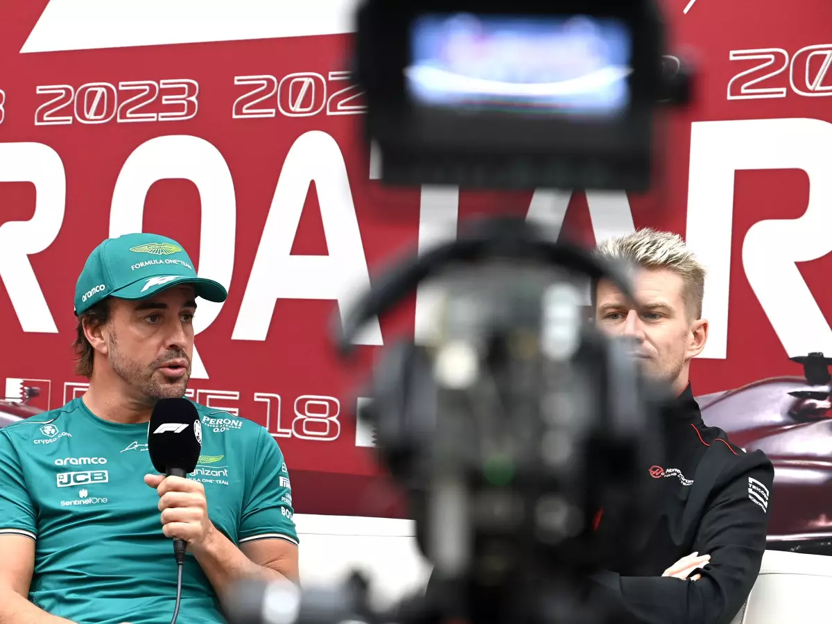 Fernando Alonso und Nico Hülkenberg bei einer Formel-1-Pressekonferenz Foto zur News: Formel-1-Fahrer: Kein Problem mit Boxenfunk in der TV-Übertragung
