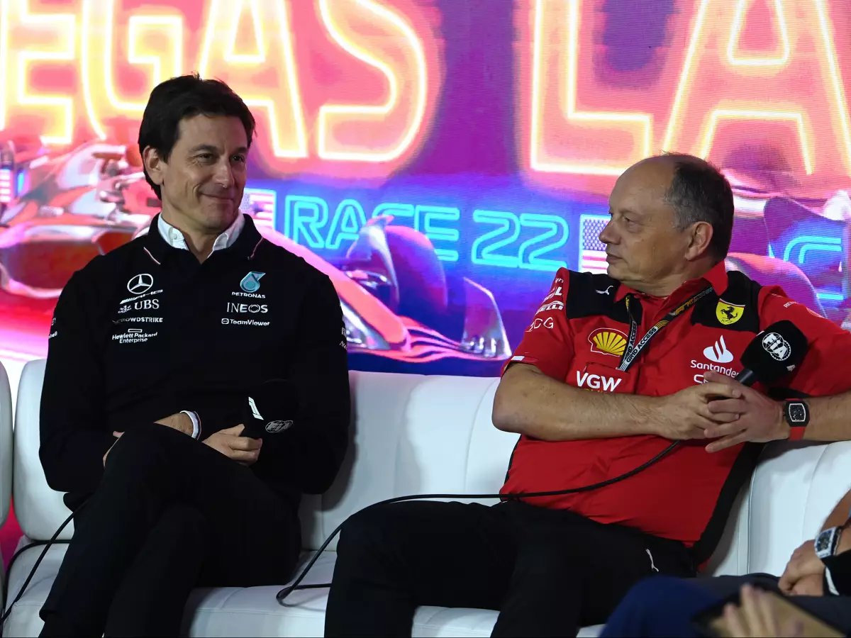 Toto Wolff und Frederic Vasseur in der Pressekonferenz in Las Vegas 2023 Foto zur News: In PK geflucht: Wolff und Vasseur von der FIA offiziell verwarnt!