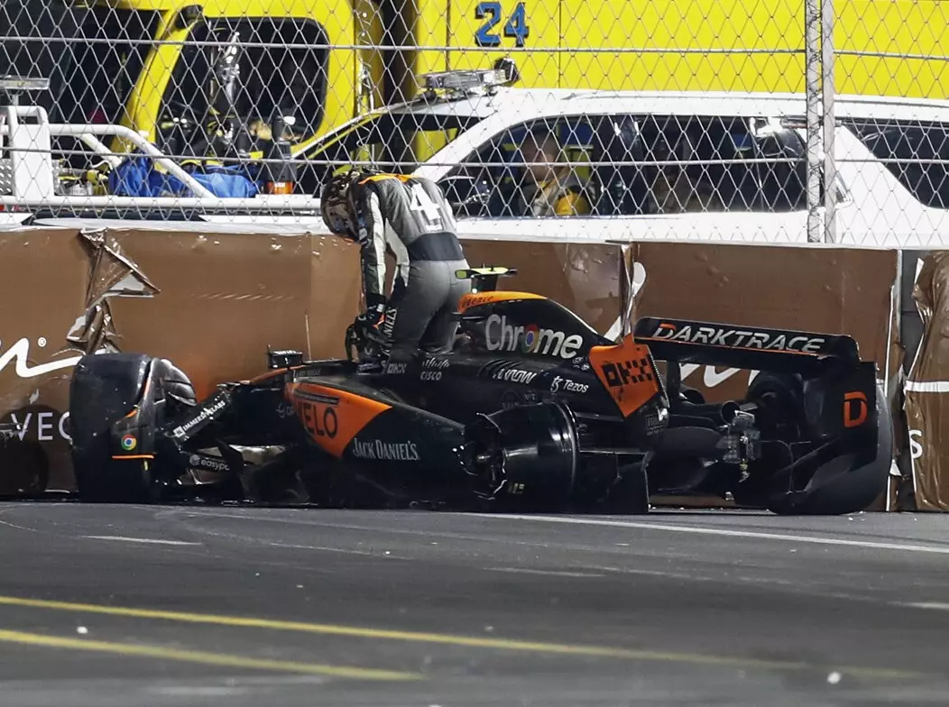 Lando Norris nach seinem Unfall beim Formel-1-Rennen in Las Vegas 2023 Foto zur News: Lando Norris erklärt: Was den Unfall in Las Vegas ausgelöst hat